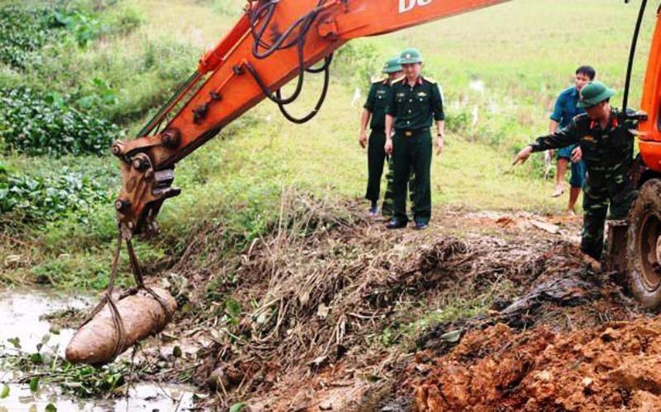Phá hủy thành công quả bom “khủng” dài 1,6m, nặng gần 300kg - 1 Quả bom dài 1,6m, nặng khoảng 300kg được trục vớt, phá hủy thành công.