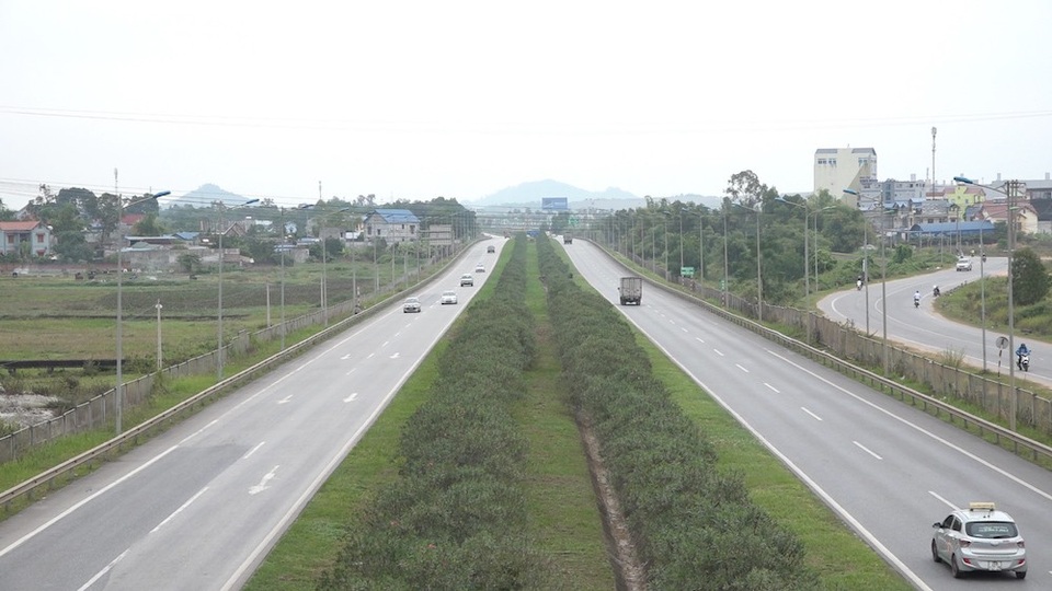 "Sống trâu, luống cày" xuất hiện dày đặc trên cao tốc Hà Nội – Thái Nguyên - 1
Tuyến cao tốc Hà Nội - Thái Nguyên được khởi công từ tháng 11/2009 với tổng chiều dài 63,8 km qua ba địa phương là Hà Nội, Bắc Ninh, Thái Nguyên. Đường cao tốc có 18 cầu trên tuyến chính, 15 cầu vượt đường ngang, khánh thành vào tháng 1/2014.
