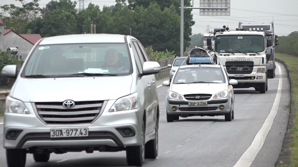 "Sống trâu, luống cày" xuất hiện dày đặc trên cao tốc Hà Nội – Thái Nguyên - 7
“Cả chiều đi lẫn chiều về có nhiều điểm như vậy, nhưng nguy hiểm nhất là chiều đi, đoạn từ km số 35, nếu ngồi trên xe mà chạy 100km/h thấy xe lảo đảo ngay”, anh Lê Đình Cường, người lái xe ô tô 4 chỗ qua cao tốc cho biết.