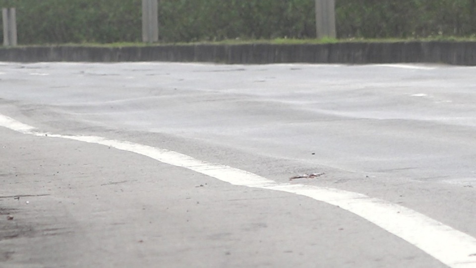 "Sống trâu, luống cày" xuất hiện dày đặc trên cao tốc Hà Nội – Thái Nguyên - 8
Đoạn đường có nhiều vết hằn sâu, luống cày kéo dài khoảng 2km. Tình trạng hằn lún này diễn ra từ năm 2015 và tăng dần số lượng. Đơn vị thi công sửa chỗ này thì chỗ khác lại bị.