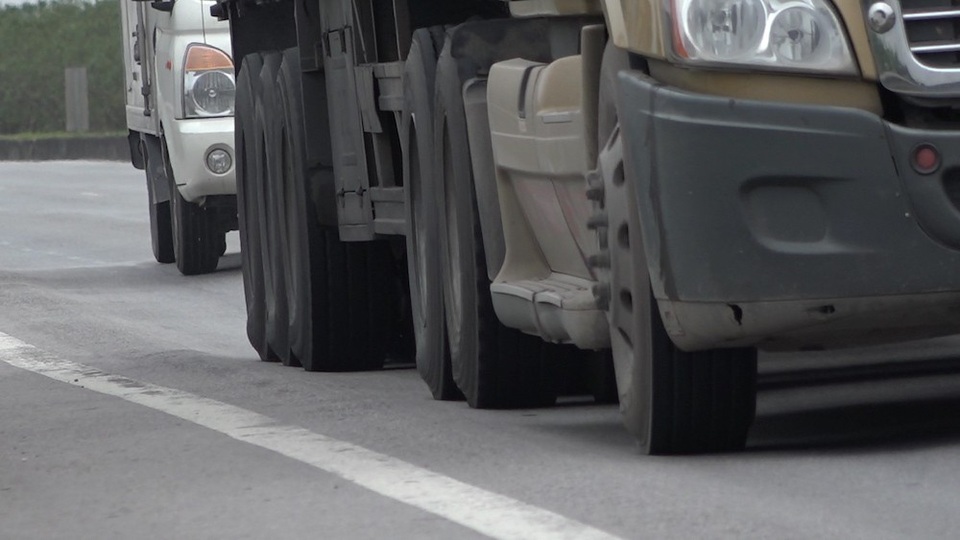 "Sống trâu, luống cày" xuất hiện dày đặc trên cao tốc Hà Nội – Thái Nguyên - 6
Hàng ngày phải lưu thông hai chiều trên tuyến đường này nên anh Lê Văn Huân (lái xe khách tuyến Hà Nội – Thái Nguyên) hiểu khá rõ con đường. Anh cho biết: “Dọc tuyến đường này nhiều đoạn thật sự nguy hiểm, nhất là ở km 35, nhiều vết hằn bánh xe lồi lên cao vài cm, ô tô thì được phép chạy với tốc độ 100km/h. Tôi chạy quen rồi nên thường đến điểm này là giảm tốc độ xuống, nhiều lần chứng kiến cảnh xe con tài xế không quen đường chạy nhanh lảo đảo như sắp lật”.