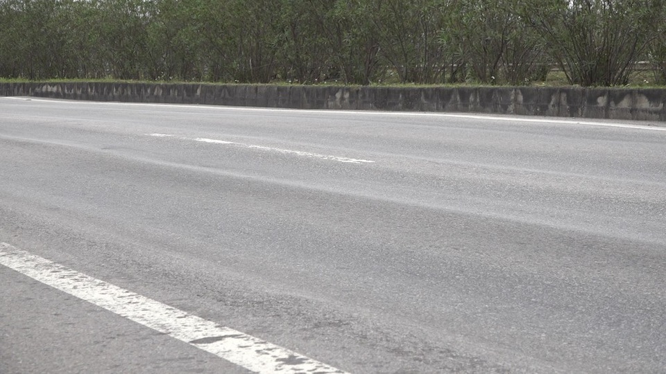 "Sống trâu, luống cày" xuất hiện dày đặc trên cao tốc Hà Nội – Thái Nguyên - 9
Theo ông Cao Việt Hùng, Trưởng phòng Kinh tế kỹ thuật Ban quản lý Dự án 2, cho biết: Nguyên nhân chính dẫn đến tình trạng hằn lún vệt bánh xe là do xe quá tải trọng không được kiểm soát, từ khi khu công nghiệp Yên Bình được xây dựng và đi vào hoạt động thì số lượng phương tiện giao thông tăng lên nhiều. Đây cũng là một nguyên nhân.