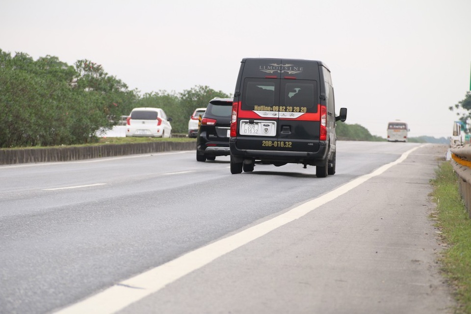 "Sống trâu, luống cày" xuất hiện dày đặc trên cao tốc Hà Nội – Thái Nguyên - 4
Tại km 35, mặt đường lồi lõm, nhiều “sống trâu, luống cày” xuất hiện. Các điểm lõm sâu theo vệt bánh xe sâu từ 2,5 đến 4 cm.