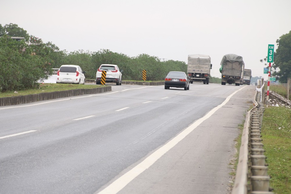 "Sống trâu, luống cày" xuất hiện dày đặc trên cao tốc Hà Nội – Thái Nguyên - 2
Dự án có tổng mức đầu tư hơn 10.000 tỷ đồng, trong đó nguồn vốn vay ODA của Nhật Bản là hơn 6.600 tỷ đồng và vốn đối ứng Việt Nam là 3.340 tỷ đồng.