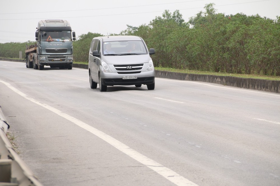 "Sống trâu, luống cày" xuất hiện dày đặc trên cao tốc Hà Nội – Thái Nguyên - 3
Tuyến đường cao tốc được đưa vào sử dụng gần 4 năm nay giúp rút ngắn thời gian đi từ Hà Nội tới Thái nguyên xuống còn chỉ khoảng 1 giờ 20 phút. Tuy nhiên, trên cao tốc đã xuất hiện nhiều đoạn xuống cấp.