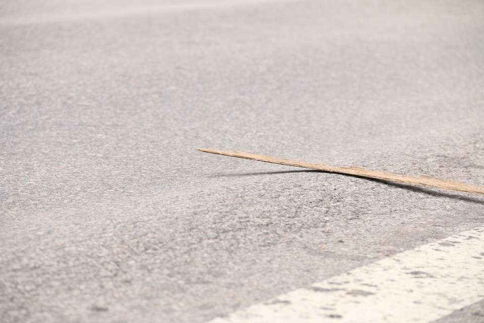 "Sống trâu, luống cày" xuất hiện dày đặc trên cao tốc Hà Nội – Thái Nguyên - 10
Nhiều điểm trên tuyến đường đang có vết hằn lún từ 2,5 đến 4cm. Với những điểm có vết hằn lún 2,5 cm thì sẽ khắc phục bằng cách cào bằng rồi trải một lớp nhựa lên, còn với những điểm có vết hằn lún trên 2,5 cm thì đơn vị thi công phải cắt và bỏ đi hoàn toàn phần nhựa và trải lớp nhựa mới, ong Hùng cho biết thêm.