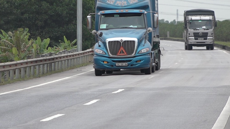 "Sống trâu, luống cày" xuất hiện dày đặc trên cao tốc Hà Nội – Thái Nguyên - 5
Trong khi đó lưu lượng phương tiện tham gia giao thông ngày một tăng lên, thời điểm hiện tại các phương tiện giao thông được phép đi với tốc độ lên tới 100km/h ở làn trong và 60km/h ở làn ngoài.