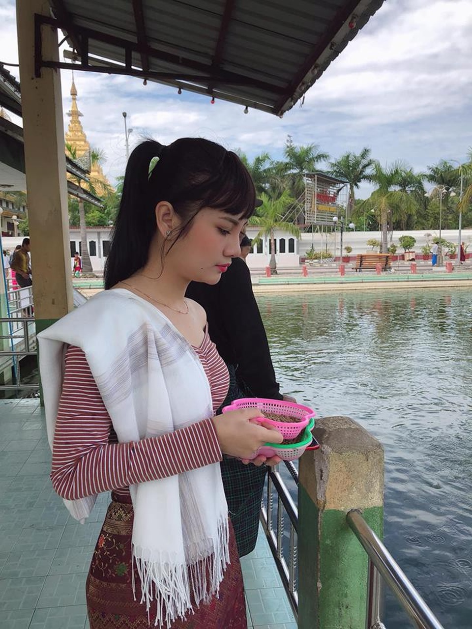 Dân mạng phát sốt vì nữ CĐV xinh đẹp của Myanmar - 7 Dân mạng phát sốt vì nữ CĐV xinh đẹp của Myanmar - 7