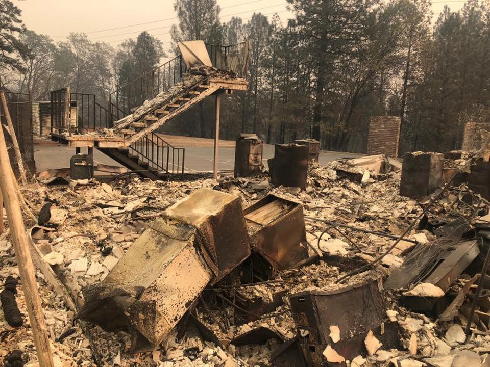 California thuê tù nhân dập cháy rừng thảm khốc nhất trong lịch sử - 4 Khung cảnh tan hoang tại một khu vực ngọn lửa đã được khống chế (Ảnh: Reuters)