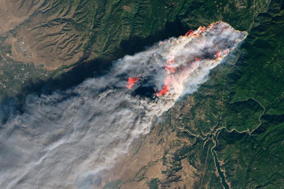 California thuê tù nhân dập cháy rừng thảm khốc nhất trong lịch sử - 3 Cháy rừng nhìn từ trên cao (ảnh: Reuters)