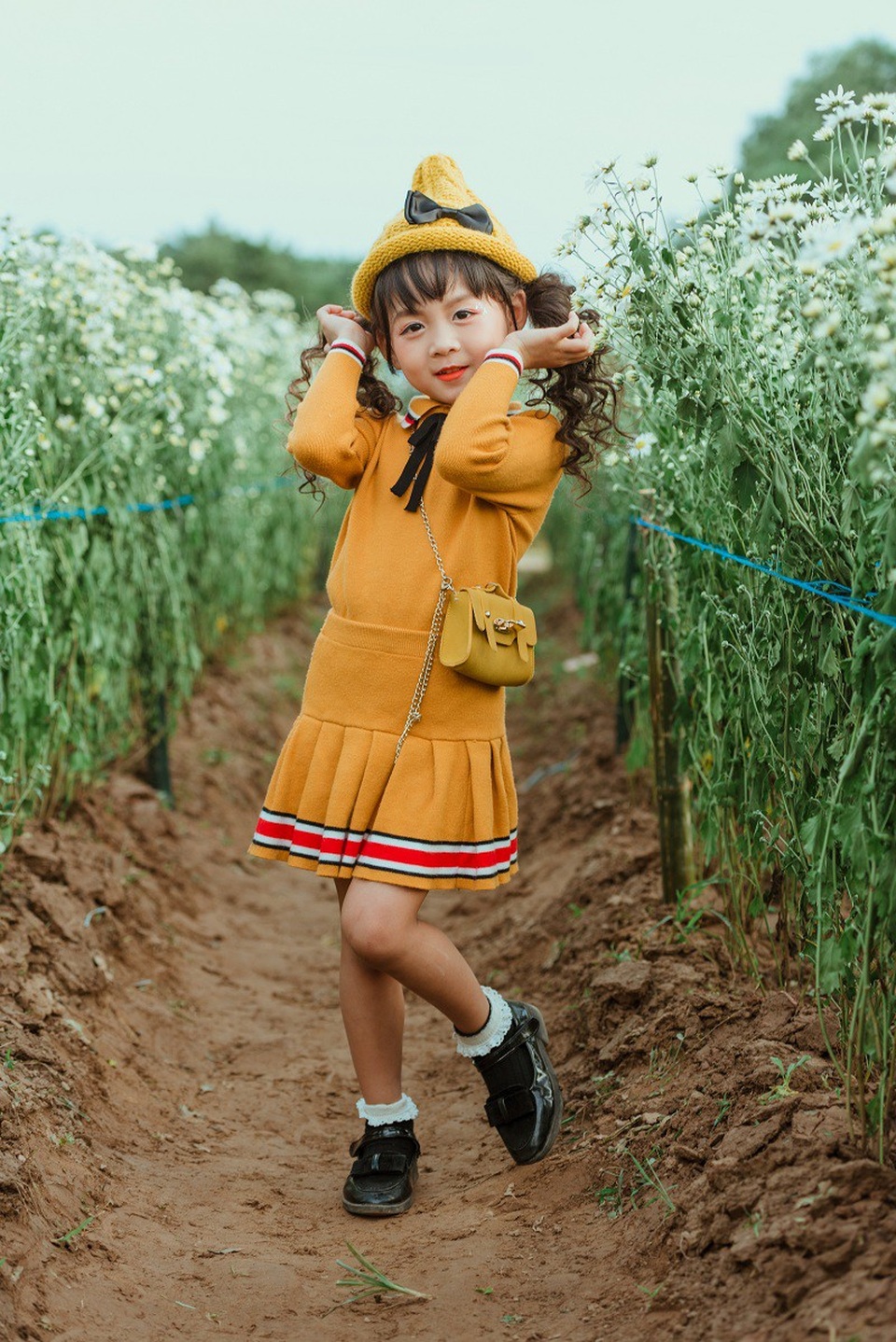 Tan chảy trong bộ ảnh bên cúc họa mi của mẫu nhí Hà Thành - 3 Cô bé 5 tuổi này sở hữu hơn 80.000 lượt theo dõi trên trang nhạc cá nhân của mình.