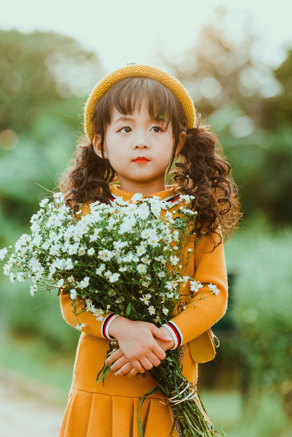 Tan chảy trong bộ ảnh bên cúc họa mi của mẫu nhí Hà Thành - 6 Ước mơ của bé Ali là được trở thành một ca sĩ chuyên nghiệp.