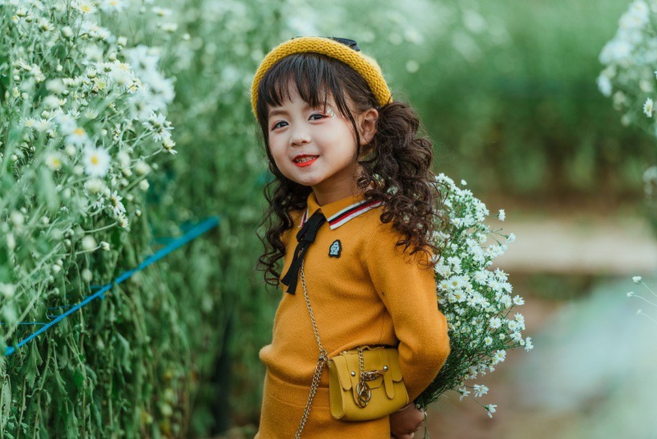 Tan chảy trong bộ ảnh bên cúc họa mi của mẫu nhí Hà Thành - 5 Ngoài ra, cô bé Ali còn đóng các phim ngắn, TVC quảng cáo và clip viral.