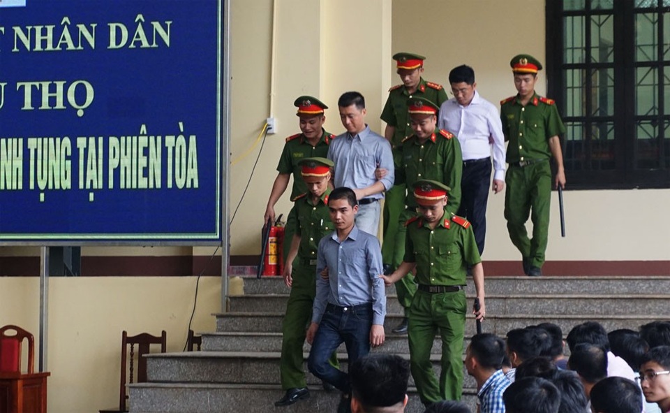 Bị cáo Phan Văn Vĩnh và Nguyễn Thanh Hóa đều rời phòng xử án vì "tăng huyết áp" - 2 Bị cáo Phan Văn Vĩnh và Nguyễn Thanh Hóa đều rời phòng xử án vì "tăng huyết áp" - 2
