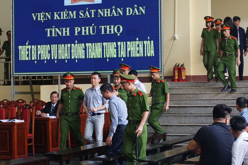 Bị cáo Phan Văn Vĩnh và Nguyễn Thanh Hóa đều rời phòng xử án vì "tăng huyết áp" - 3 Bị cáo Phan Sào Nam, Nguyễn Văn Dương vào phòng xử án.