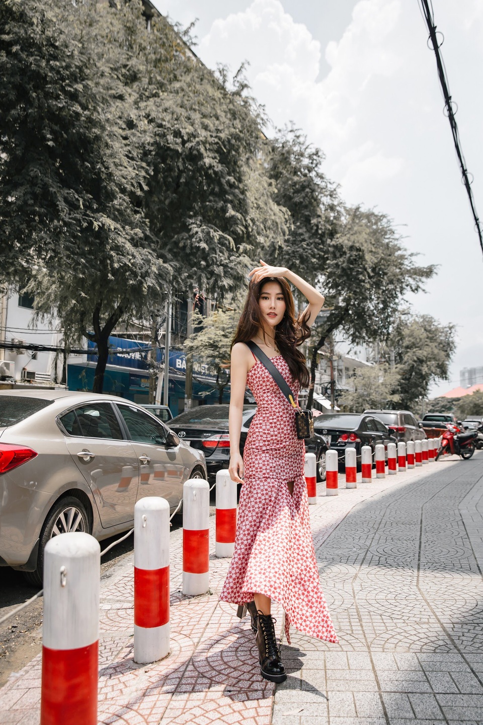 Rộ tin đồn hẹn hò em trai BTV Ngọc Trinh, Diễm My 9x phản ứng ra sao? - 15 Đối với nữ diễn viên, dù là thời trang hàng hiệu hay món đồ vừa túi tiền, điều quan trọng là cô lúc nào cũng có thể biến hóa khéo léo theo cách riêng. Diễm My luôn làm mới bản thân bằng cách chịu khó thay đổi nhiều phong cách, có lúc sexy nổi loạn, lúc lại kín đáo, nữ tính…