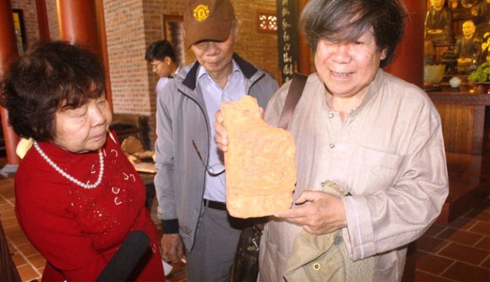 Phát hiện nhiều hiện vật cổ thời Trần tại chùa Địa Tạng Phi Lai tự - 1 Giáo sư sử học Lê Văn Lan giới thiệu hoa văn rồng thời Lý trên một hiện vật gốm (ảnh báo Hà Nam)