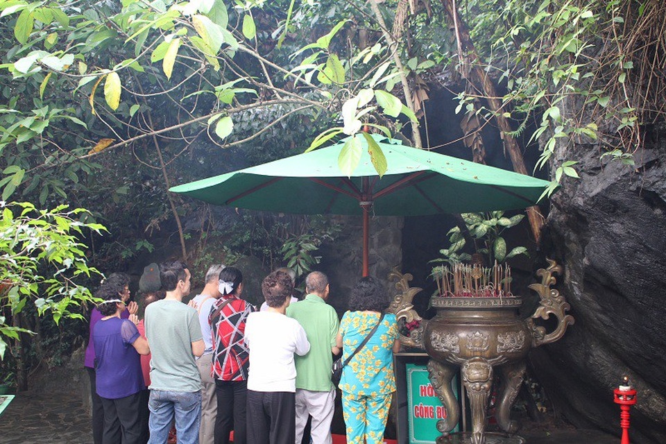 Người dân dâng hương tại hang 8 Cô.