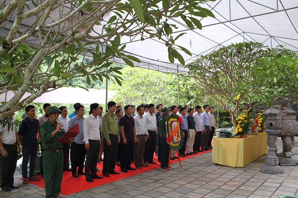 Ban Quản lý VQG Phong Nha - Kẻ Bàng dâng hương tại nhân dịp 46 năm ngày hy sinh của các Anh hùng liệt sĩ tại hang 8 Cô, Đường 20 - Quyết Thắng