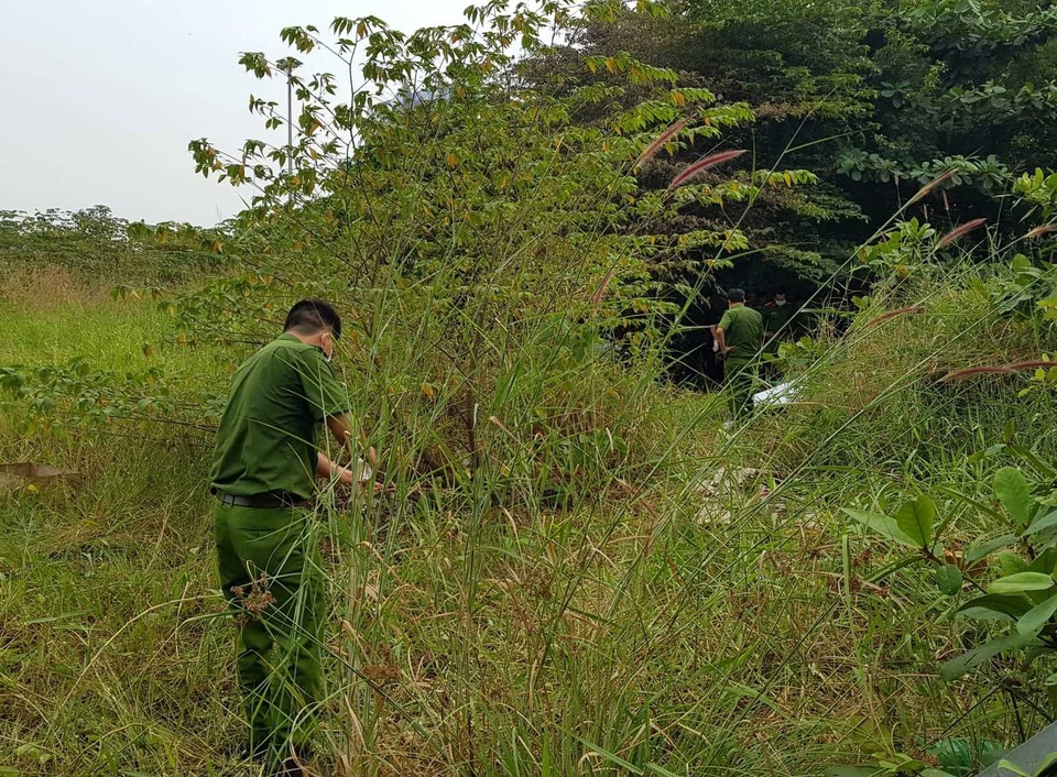 Phát hiện xác phụ nữ bị cháy tại bãi đất hoang - 1 Lực lượng công an khám nghiệm hiện trường