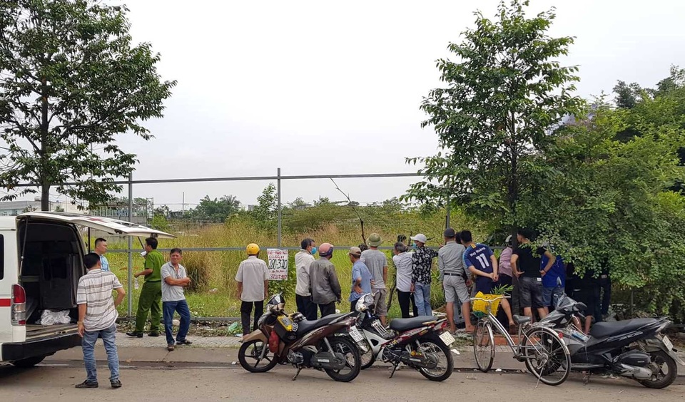 Phát hiện xác phụ nữ bị cháy tại bãi đất hoang - 2 Nhiều người dân tập trung nơi khu vực phát hiện thi thể.
