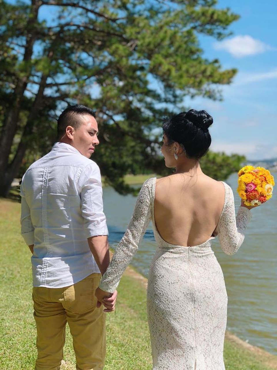 MC Hoàng Linh úp mở chia tay chồng sắp cưới, tự nhận “chọn nhầm” “2 đời chồng”? - 1 Những dòng chia sẻ nói trên được MC Hoàng Linh đăng kèm tấm ảnh cưới của cô và hôn phu Mạnh Hùng.