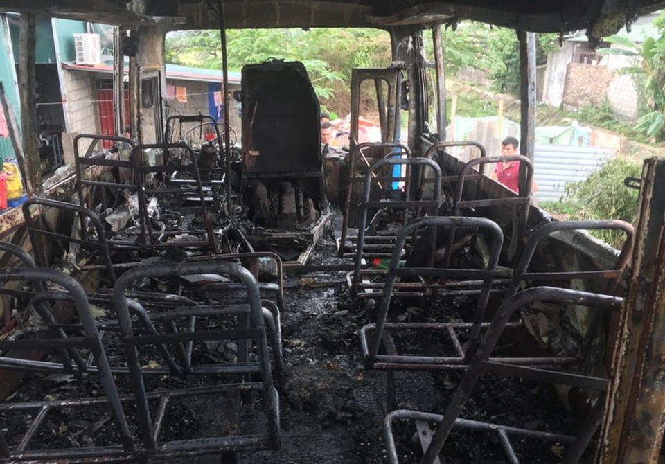 Chiếc xe bị ngọn lửa thiêu rụi gây hư hỏng nặng.