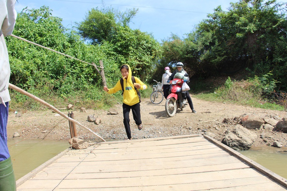 Bè gỗ giúp học sinh qua sông đi học gần hơn vì nhiều em nhà chỉ cách trường đúng một con sông