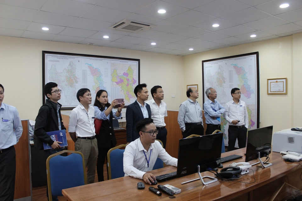 Muôn vẻ tâm trạng thí sinh trước thử thách cuối cùng của Giải thưởng NTĐV 2018 - 1 Hội đồng Giám khảo thị sát sản phẩm ít ngày trước khi diễn ra buổi thi Chung khảo.