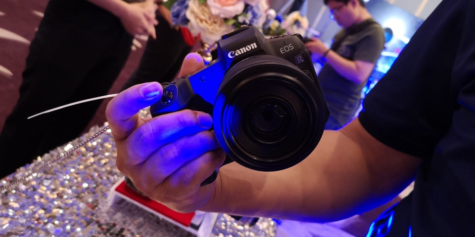 Trải nghiệm mẫu camera không gương lật EOS R mới nhất của Canon - 3 Khách mời có thể tận tay trải nghiệm Canon EOS R và các dòng máy ảnh cao cấp của Canon ngay tại sự kiện.