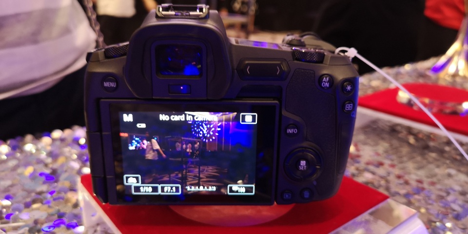 Trải nghiệm mẫu camera không gương lật EOS R mới nhất của Canon - 5 Mặt sau với màn hình cảm ứng