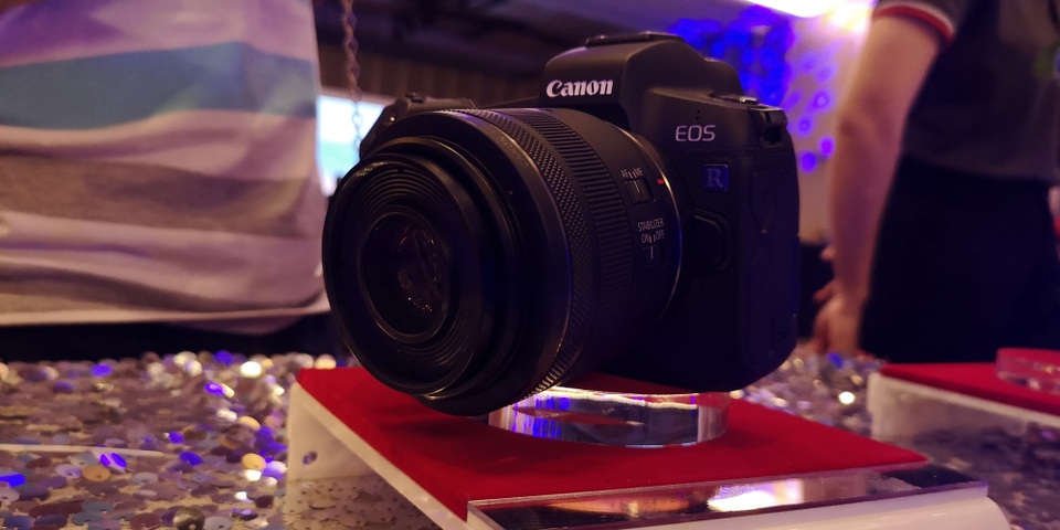 Trải nghiệm mẫu camera không gương lật EOS R mới nhất của Canon - 4 Mặt trước của máy.