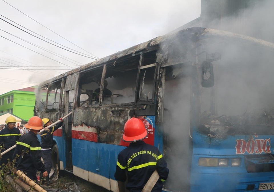 Xe khách bốc cháy dữ dội khi vừa được sửa chữa - 1