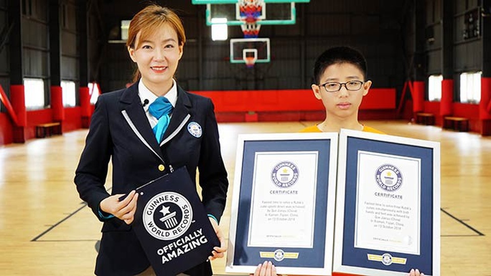 Cậu bé lập kỷ lục thế giới khi giải 3 khối rubik bằng cả tay và... chân - 3 Jianyu nhận cùng lúc 2 kỷ lục Guinness thế giới
