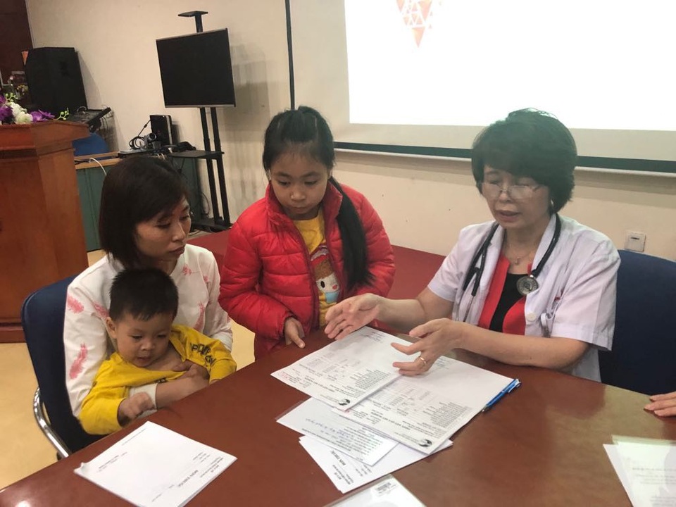 Hoảng hồn trẻ em đã bị “mỡ” máu ken đặc, phải đặt stent vì nhồi máu cơ tim - 1 PGS Hương khám cho một cặp chị em bị rối loạn cholesterol máu. Ảnh: H.Hải