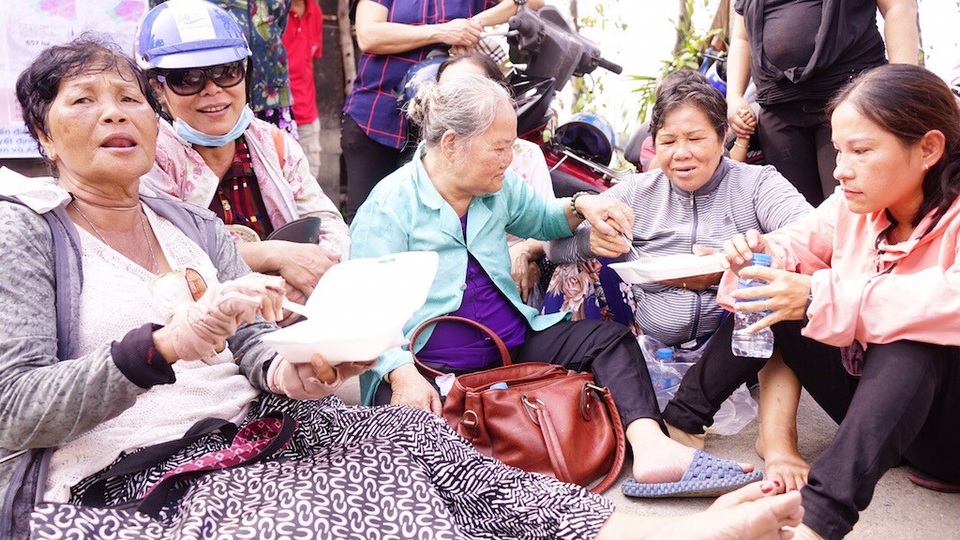 Trưởng ban Tiếp dân Trung ương: Mong bà con Thủ Thiêm tha thứ! - 8 Người dân Thủ Thiêm bên ngoài Trung tâm Bồi dưỡng Chính trị quận 2