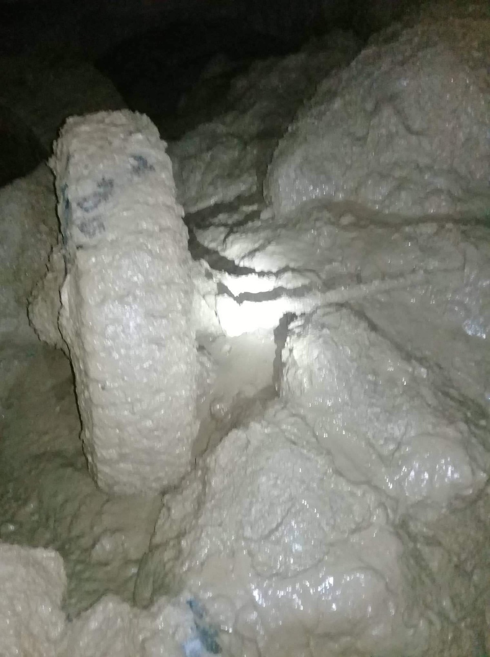 Vụ 2 phu vàng mắc kẹt: Tìm thấy chiếc ô tô nằm sâu trong bùn đất - 2
Chiếc ô tô bị vùi sâu trong bùn đất.
