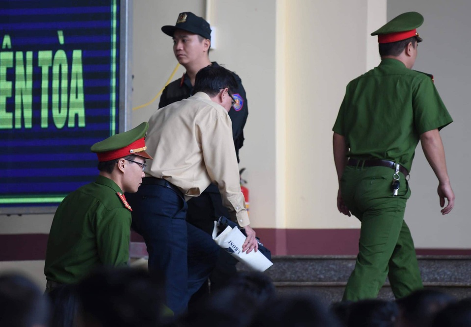 Bị cáo Phan Văn Vĩnh và Nguyễn Thanh Hóa đều rời phòng xử án vì "tăng huyết áp" - 1
Bị cáo Phan Văn Vĩnh chiều nay liên tục rời phòng xử án mà không rõ nguyên nhân