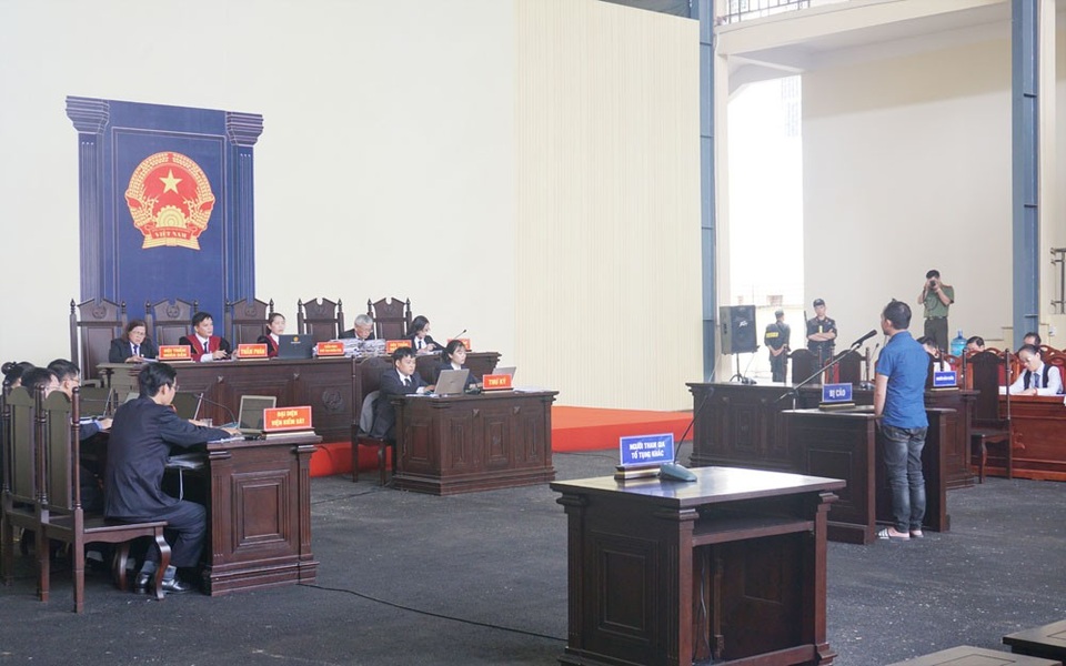 Bị cáo Phan Văn Vĩnh và Nguyễn Thanh Hóa đều rời phòng xử án vì "tăng huyết áp" - 7 Bị cáo Nguyễn Huy Tùng (người đánh bạc) lên bục khai bạc trong phiên xét xử chiều nay (14/11).