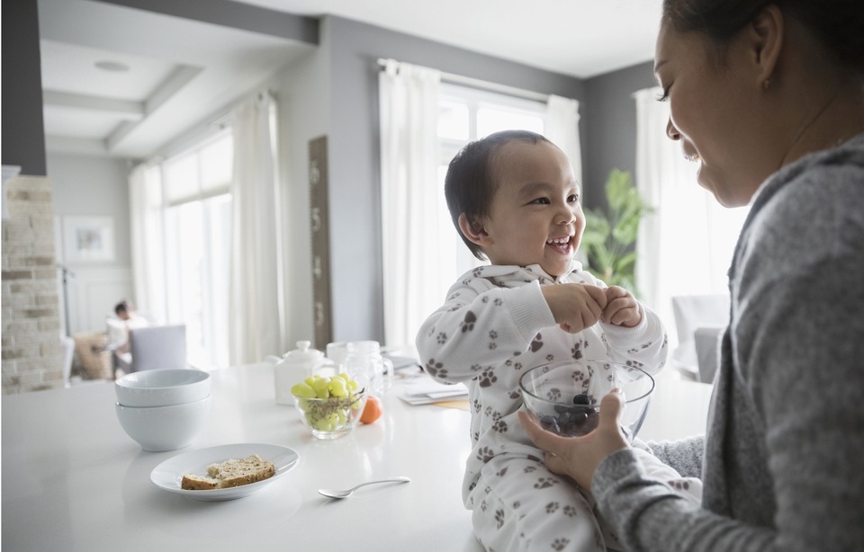 Điều gì đã làm nên sự kỳ diệu trong sữa mẹ? - 2 Với thành tựu đi đầu này, mọi trẻ em từ nay có được nền tảng miễn dịch xây dựng từ những năm tháng đầu đời để làm bệ phóng cho những năm tháng phát triển toàn diện hơn trong tương lai, giúp trẻ khỏe mạnh hơn và thông minh hơn.