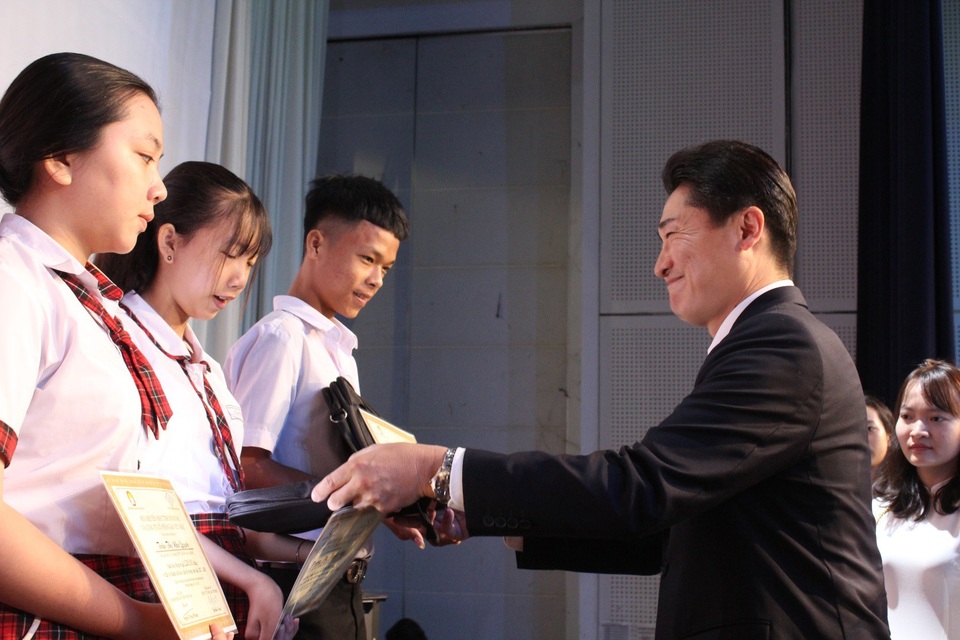 Tiếp bước đến trường cho học sinh nghèo vượt khó tỉnh Đồng Nai - 2 Ông Masayoshi Oomichi – Đại diện Công ty Cổ phần Gas Việt Nhật trao học bổng cho các em học sinh.