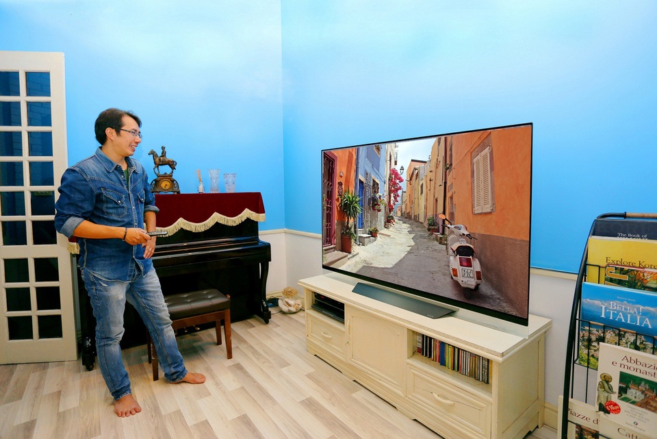 BLV Trương Anh Ngọc: Gã lãng tử luôn cháy hết mình với đam mê - 3
Anh Ngọc chiêm ngưỡng nước Ý xinh đẹp qua chiếc TV LG OLED