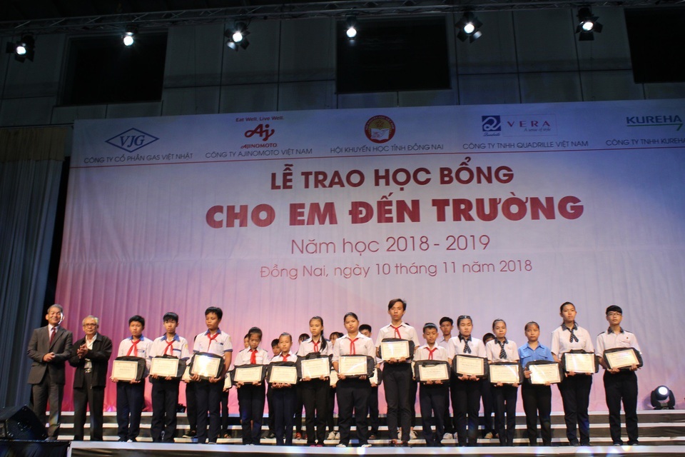 Tiếp bước đến trường cho học sinh nghèo vượt khó tỉnh Đồng Nai - 3 Các em học sinh nghèo vượt khó học tập tốt nhận học bổng từ Công ty Ajinomoto Việt Nam và các đơn vị tài trợ.