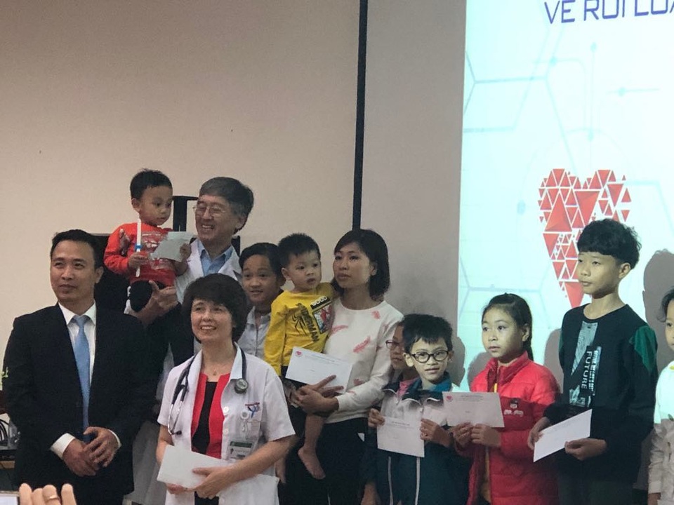 Hoảng hồn trẻ em đã bị “mỡ” máu ken đặc, phải đặt stent vì nhồi máu cơ tim - 3 Các bệnh nhi được khám miễn phí chiều 14/11.