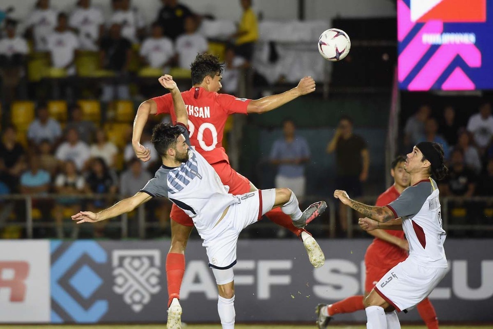 HLV Singapore không phục thất bại trước đội bóng của Eriksson - 2
HLV Fandi Ahmad khẳng định Singapore (đỏ) không đáng phải nhận thất bại