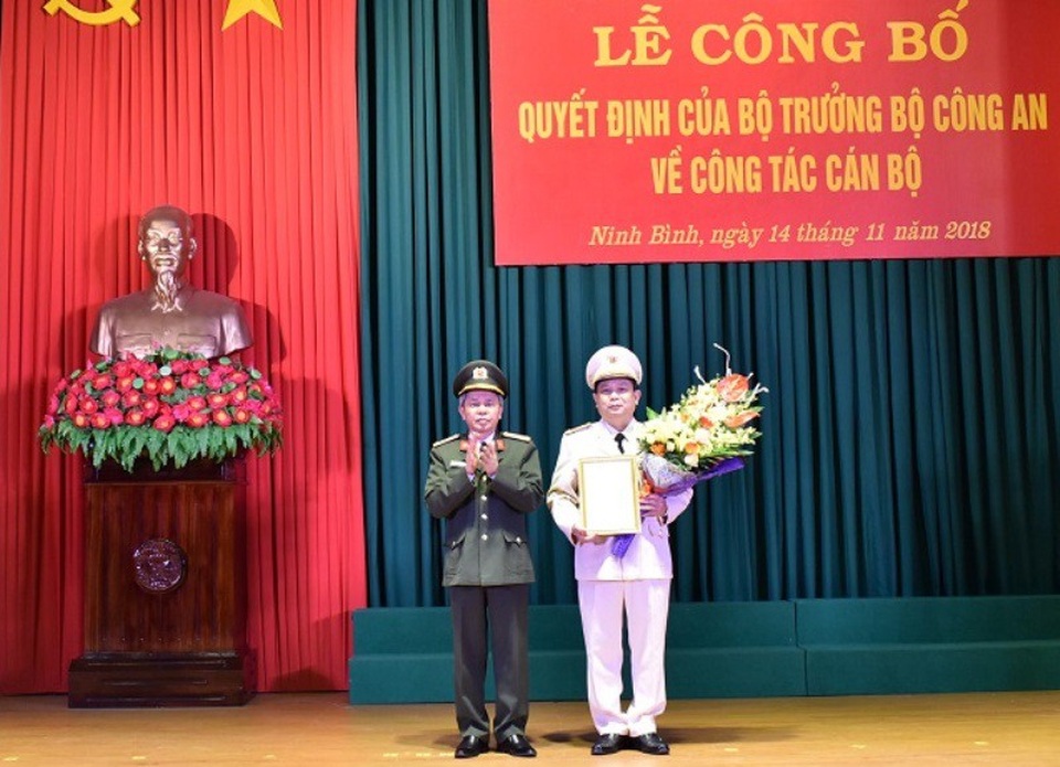 Phó Cục trưởng Cục Ngoại tuyến làm Phó Giám đốc Công an Ninh Bình - 1 Đại tá Đỗ Xuân Ngọc, Phó Cục trưởng Cục Tổ chức cán bộ, Bộ Công an trao quyết định điều động của Bộ trưởng Bộ Công an cho Đại tá Vũ Anh Thiều