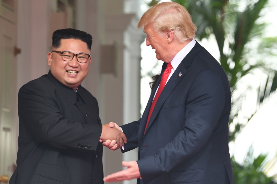 Triều Tiên bị nghi “giấu” 20 cơ sở tên lửa bí mật, ông Trump bênh vực - 1
Tổng thống Trump bắt tay nhà lãnh đạo Triều Tiên Kim Jong-un tại cuộc gặp ở Singapore hồi tháng 6. (Ảnh: AFP)