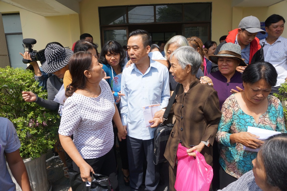 Trưởng ban Tiếp dân Trung ương: Mong bà con Thủ Thiêm tha thứ! - 6 Trưởng Ban tiếp dân Trung ương Nguyễn Hồng Điệp chia sẻ cùng người dân sau buổi đối thoại