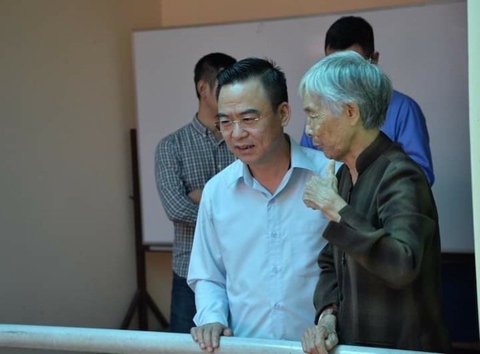 Trưởng ban Tiếp dân Trung ương: Mong bà con Thủ Thiêm tha thứ! - 2
Trưởng Ban tiếp dân Trung ương Nguyễn Hồng Điệp trao đổi cùng bà Trần Thị Mỹ (77 tuổi) bên lề buổi đối thoại