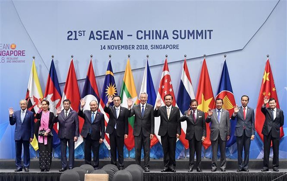 Thủ tướng Nguyễn Xuân Phúc tham dự các Hội nghị Cấp cao ASEAN và đối tác - 1
Thủ tướng Nguyễn Xuân Phúc (thứ tư, từ trái sang), Thủ tướng Trung Quốc Lý Khắc Cường (thứ năm, từ trái sang) và các Trưởng đoàn ASEAN chụp ảnh chung. Ảnh: Thống Nhất – TTXVN